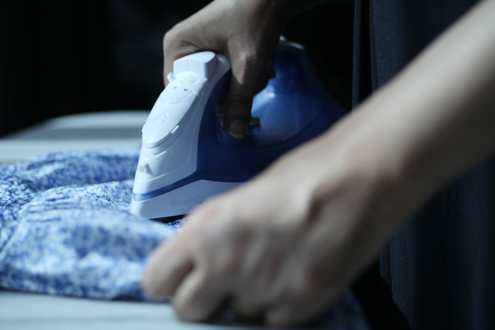 A step-by-step visual guide showing the ironing sequence: the collar being pressed from edges inward, cuffs laid flat and ironed, the yoke or shoulder panel positioned on the board tip, sleeves laid lengthwise with the seam facing up, and the front and back panels being pressed with the iron's contoured tip, each step numbered 1–6 with arrows indicating direction of movement.