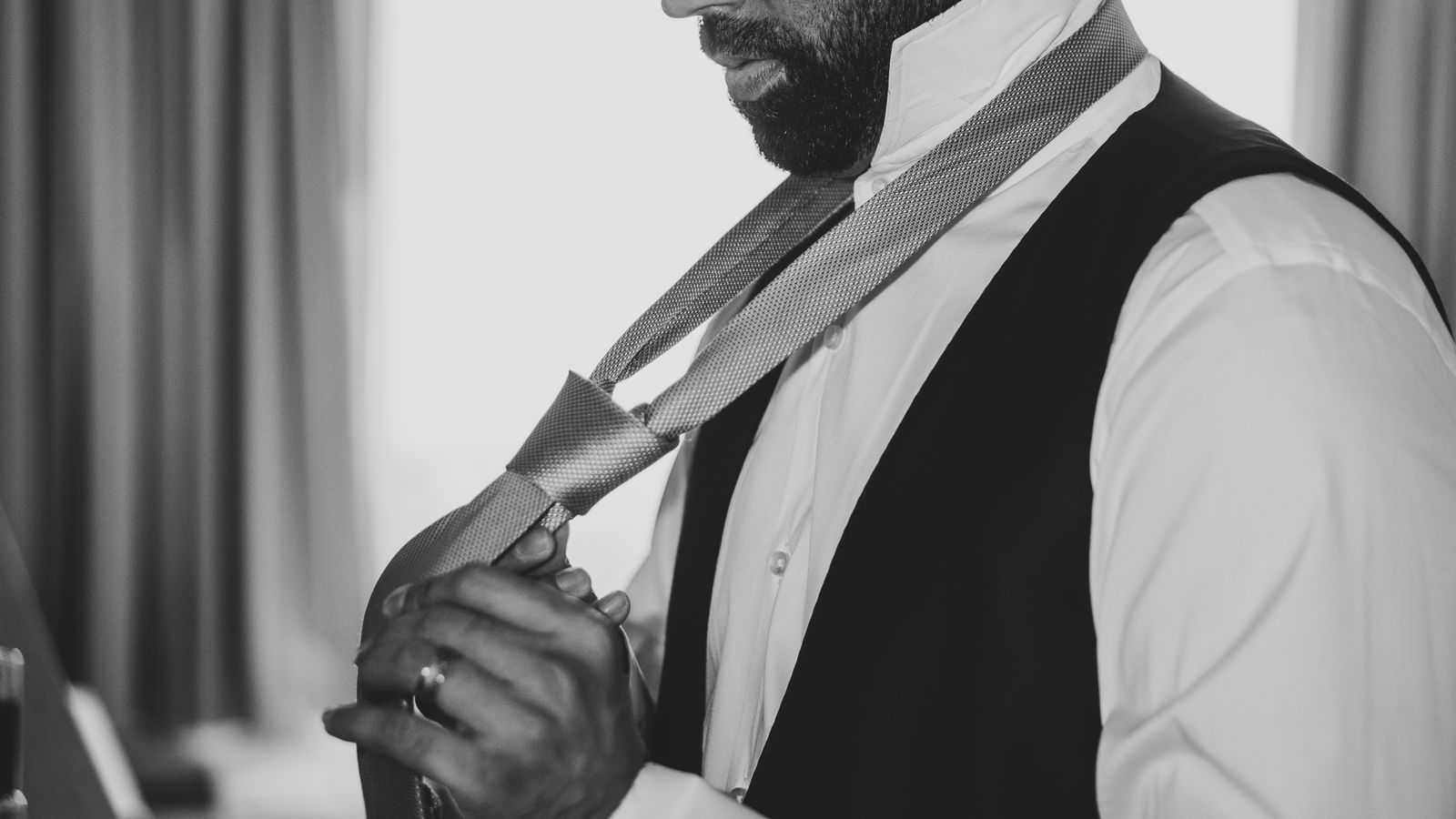 A visual comparison grid showing the Four-in-Hand, Half-Windsor, Full Windsor, and Pratt knots tied on identical neckties, displaying differences in knot size, symmetry, and triangular shape, with each knot paired with its recommended collar type.